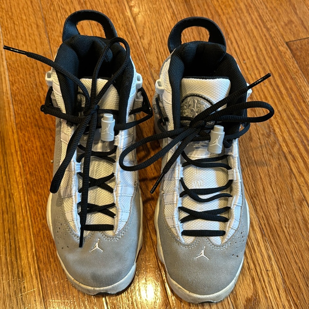 Only worn a handful of times. Very cool air Jordan’s. Boys size 4.
